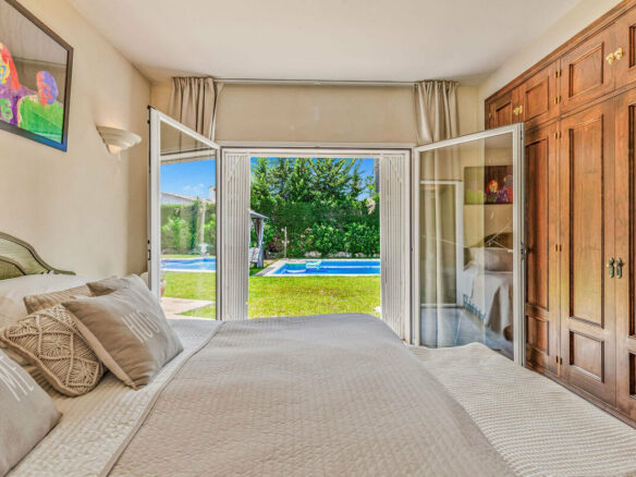 FOR SALE 🏡 Andalusian Four-Bedroom Villa 50 m from the Beach with Large Pool – Costalita, Estepona East 🇪🇸