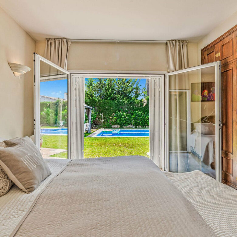FOR SALE 🏡 Andalusian Four-Bedroom Villa 50 m from the Beach with Large Pool – Costalita, Estepona East 🇪🇸