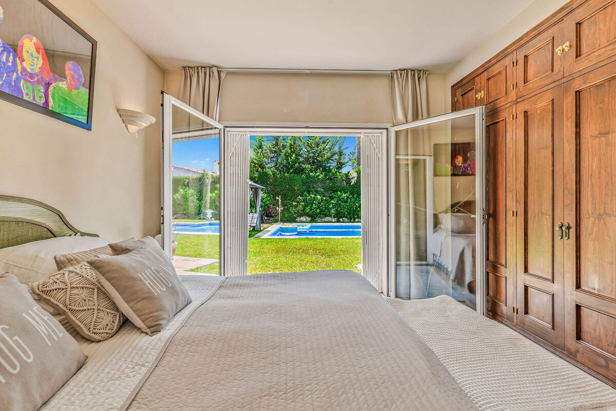 FOR SALE 🏡 Andalusian Four-Bedroom Villa 50 m from the Beach with Large Pool – Costalita, Estepona East 🇪🇸
