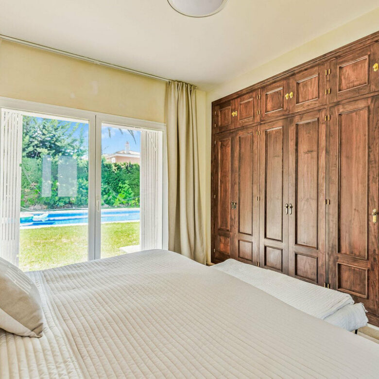 FOR SALE 🏡 Andalusian Four-Bedroom Villa 50 m from the Beach with Large Pool – Costalita, Estepona East 🇪🇸