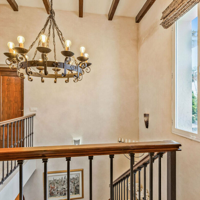 FOR SALE 🏡 Andalusian Four-Bedroom Villa 50 m from the Beach with Large Pool – Costalita, Estepona East 🇪🇸