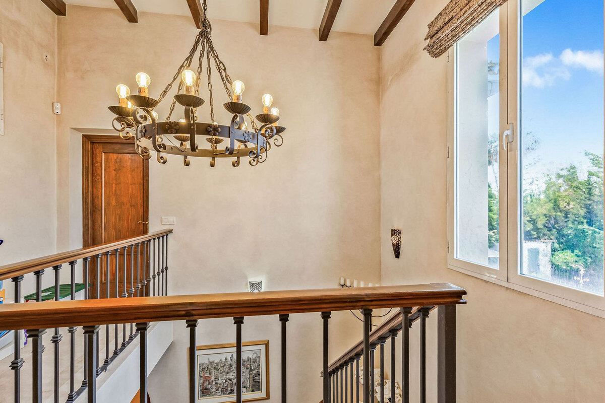 FOR SALE 🏡 Andalusian Four-Bedroom Villa 50 m from the Beach with Large Pool – Costalita, Estepona East 🇪🇸