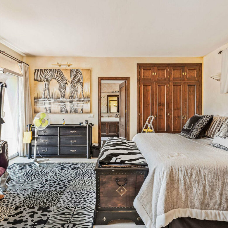 FOR SALE 🏡 Andalusian Four-Bedroom Villa 50 m from the Beach with Large Pool – Costalita, Estepona East 🇪🇸