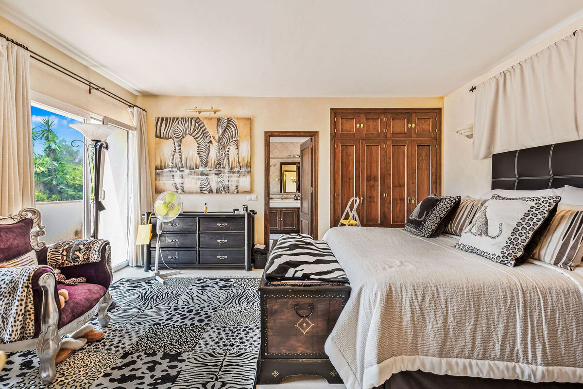 FOR SALE 🏡 Andalusian Four-Bedroom Villa 50 m from the Beach with Large Pool – Costalita, Estepona East 🇪🇸