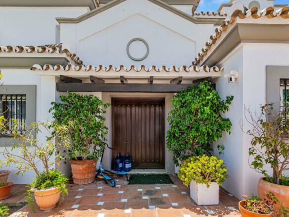 FOR SALE 🏡 Andalusian Four-Bedroom Villa 50 m from the Beach with Large Pool – Costalita, Estepona East 🇪🇸