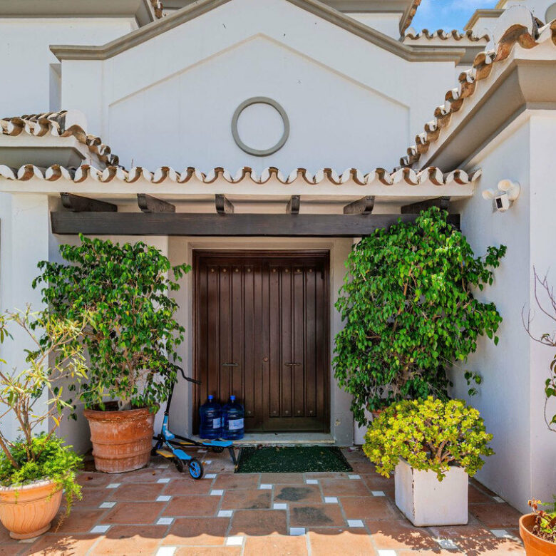 FOR SALE 🏡 Andalusian Four-Bedroom Villa 50 m from the Beach with Large Pool – Costalita, Estepona East 🇪🇸