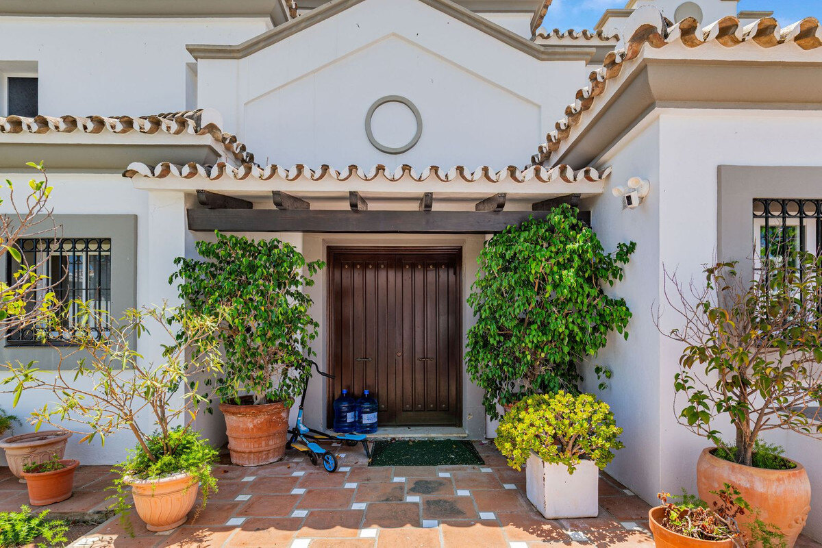 FOR SALE 🏡 Andalusian Four-Bedroom Villa 50 m from the Beach with Large Pool – Costalita, Estepona East 🇪🇸
