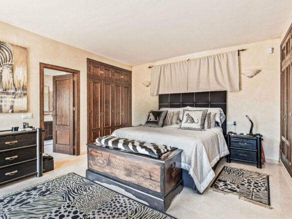 FOR SALE 🏡 Andalusian Four-Bedroom Villa 50 m from the Beach with Large Pool – Costalita, Estepona East 🇪🇸