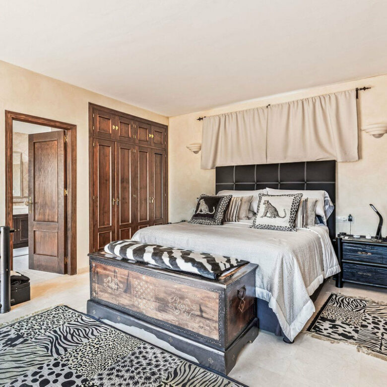 FOR SALE 🏡 Andalusian Four-Bedroom Villa 50 m from the Beach with Large Pool – Costalita, Estepona East 🇪🇸