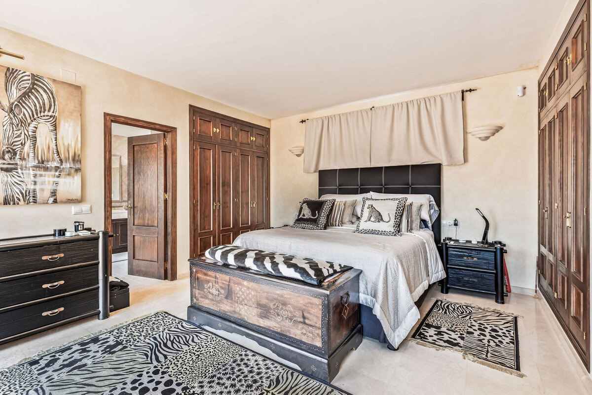 FOR SALE 🏡 Andalusian Four-Bedroom Villa 50 m from the Beach with Large Pool – Costalita, Estepona East 🇪🇸