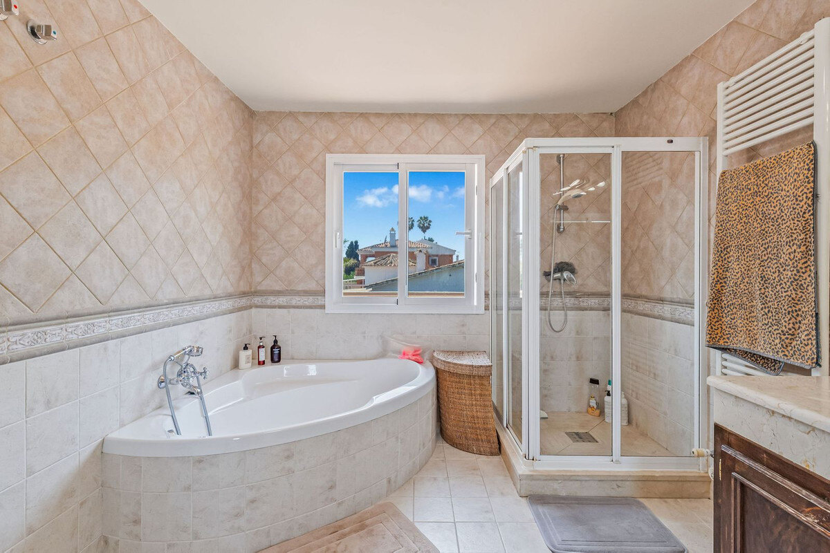 FOR SALE 🏡 Andalusian Four-Bedroom Villa 50 m from the Beach with Large Pool – Costalita, Estepona East 🇪🇸