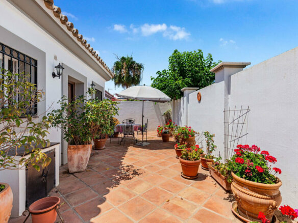 FOR SALE 🏡 Andalusian Four-Bedroom Villa 50 m from the Beach with Large Pool – Costalita, Estepona East 🇪🇸