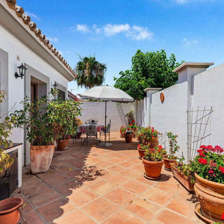 FOR SALE 🏡 Andalusian Four-Bedroom Villa 50 m from the Beach with Large Pool – Costalita, Estepona East 🇪🇸