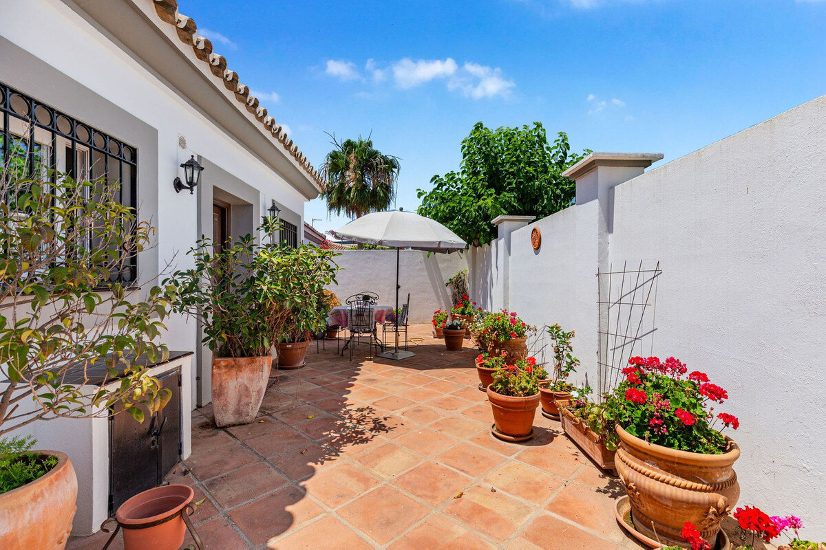 FOR SALE 🏡 Andalusian Four-Bedroom Villa 50 m from the Beach with Large Pool – Costalita, Estepona East 🇪🇸