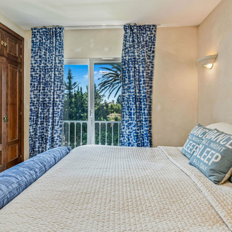 FOR SALE 🏡 Andalusian Four-Bedroom Villa 50 m from the Beach with Large Pool – Costalita, Estepona East 🇪🇸