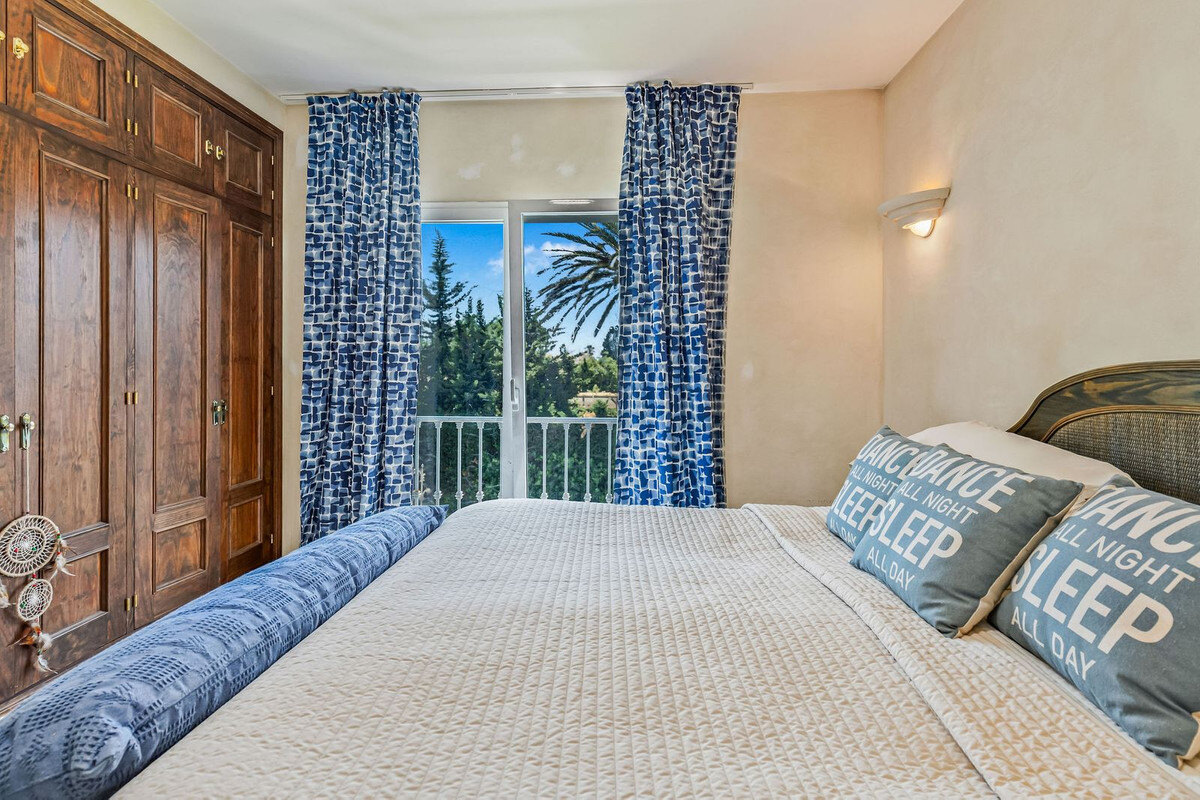 FOR SALE 🏡 Andalusian Four-Bedroom Villa 50 m from the Beach with Large Pool – Costalita, Estepona East 🇪🇸