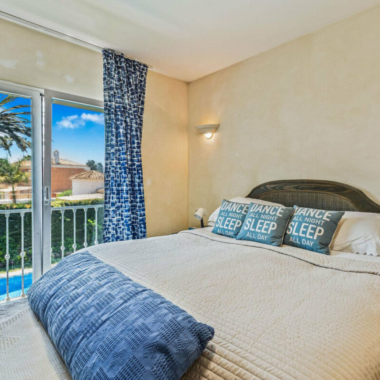 FOR SALE 🏡 Andalusian Four-Bedroom Villa 50 m from the Beach with Large Pool – Costalita, Estepona East 🇪🇸