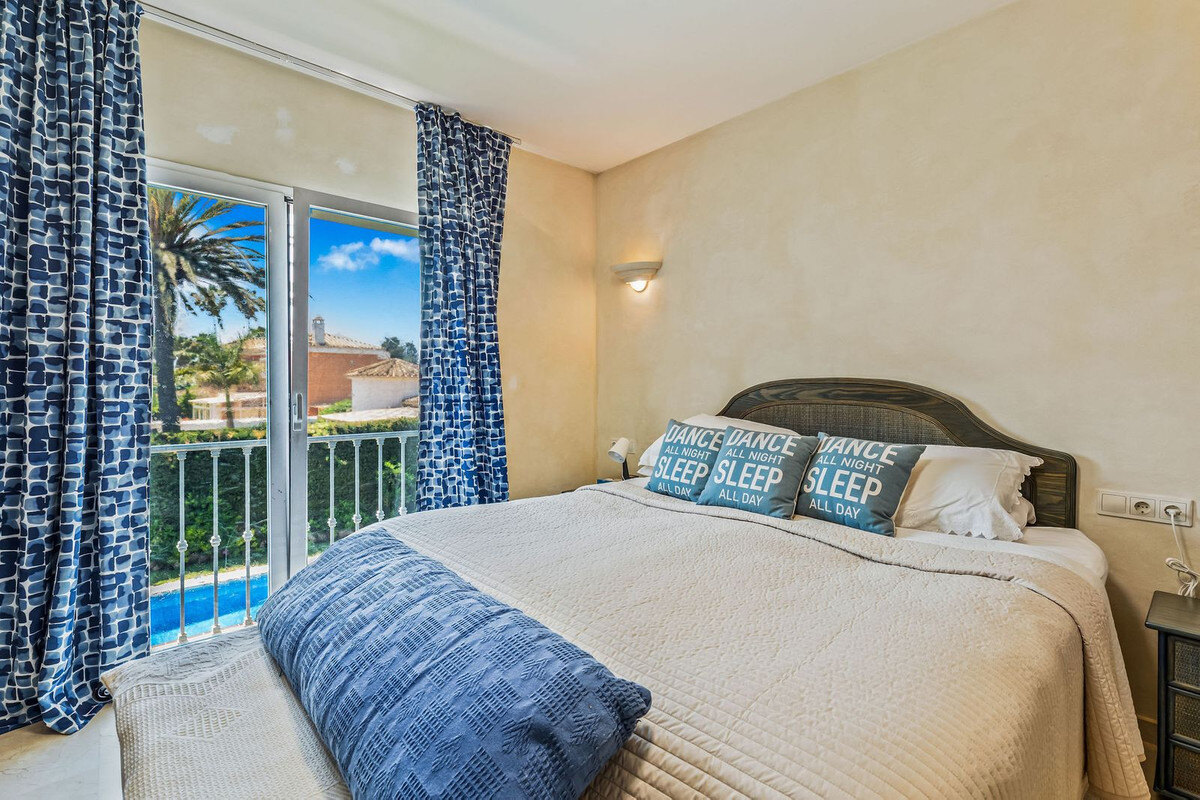 FOR SALE 🏡 Andalusian Four-Bedroom Villa 50 m from the Beach with Large Pool – Costalita, Estepona East 🇪🇸