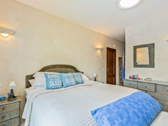 FOR SALE 🏡 Andalusian Four-Bedroom Villa 50 m from the Beach with Large Pool – Costalita, Estepona East 🇪🇸