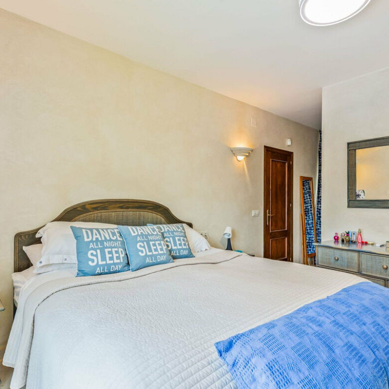 FOR SALE 🏡 Andalusian Four-Bedroom Villa 50 m from the Beach with Large Pool – Costalita, Estepona East 🇪🇸