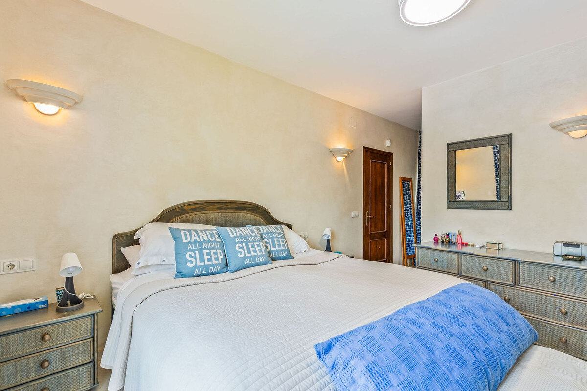 FOR SALE 🏡 Andalusian Four-Bedroom Villa 50 m from the Beach with Large Pool – Costalita, Estepona East 🇪🇸
