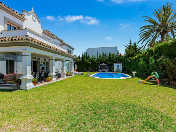 FOR SALE 🏡 Andalusian Four-Bedroom Villa 50 m from the Beach with Large Pool – Costalita, Estepona East 🇪🇸