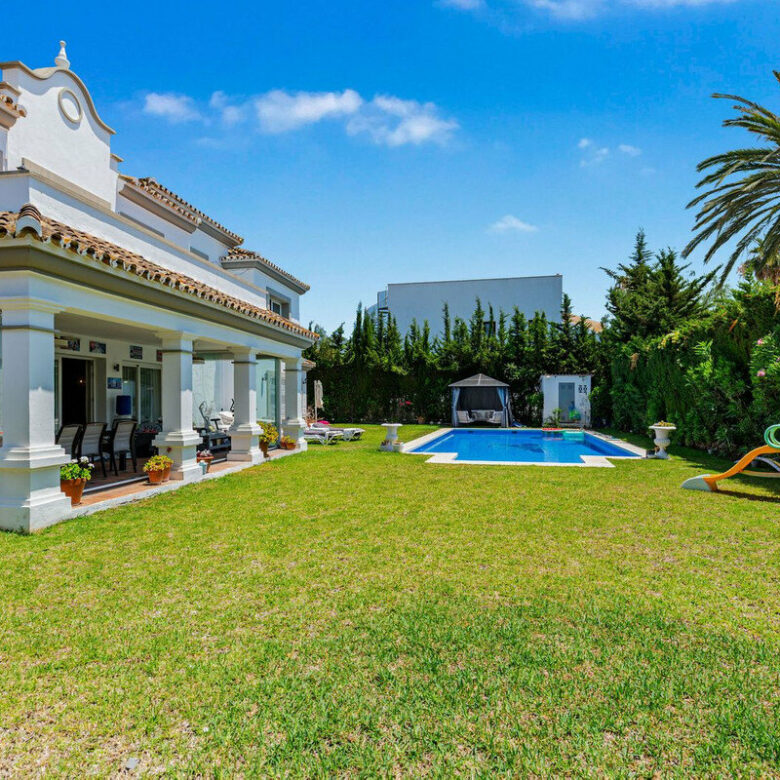 FOR SALE 🏡 Andalusian Four-Bedroom Villa 50 m from the Beach with Large Pool – Costalita, Estepona East 🇪🇸