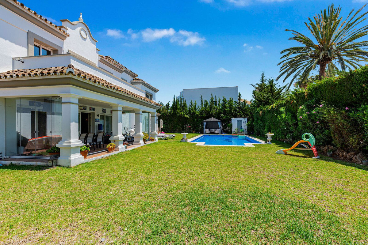 FOR SALE 🏡 Andalusian Four-Bedroom Villa 50 m from the Beach with Large Pool – Costalita, Estepona East 🇪🇸