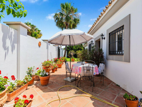 FOR SALE 🏡 Andalusian Four-Bedroom Villa 50 m from the Beach with Large Pool – Costalita, Estepona East 🇪🇸