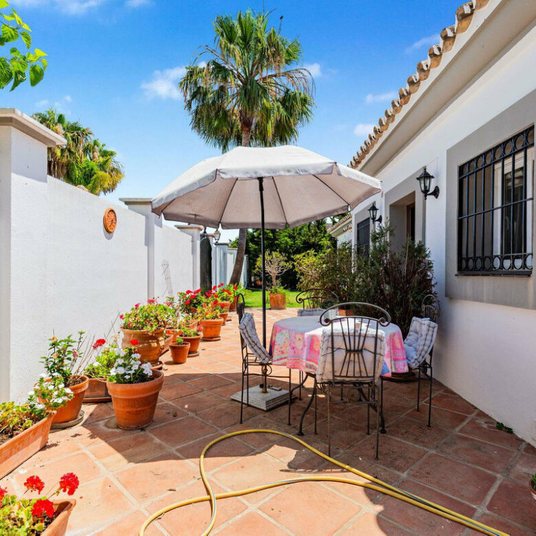 FOR SALE 🏡 Andalusian Four-Bedroom Villa 50 m from the Beach with Large Pool – Costalita, Estepona East 🇪🇸