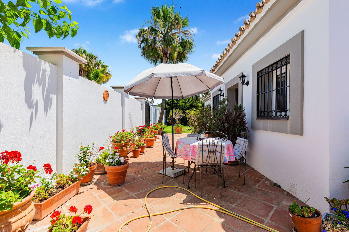 FOR SALE 🏡 Andalusian Four-Bedroom Villa 50 m from the Beach with Large Pool – Costalita, Estepona East 🇪🇸