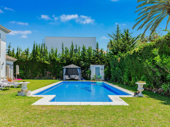 FOR SALE 🏡 Andalusian Four-Bedroom Villa 50 m from the Beach with Large Pool – Costalita, Estepona East 🇪🇸