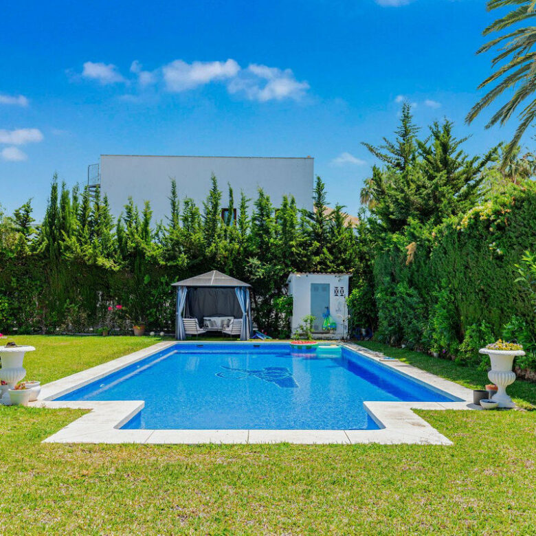 FOR SALE 🏡 Andalusian Four-Bedroom Villa 50 m from the Beach with Large Pool – Costalita, Estepona East 🇪🇸