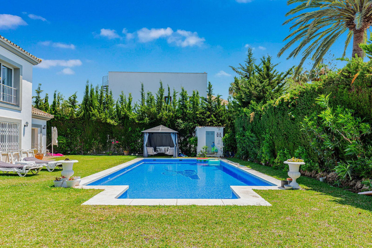 FOR SALE 🏡 Andalusian Four-Bedroom Villa 50 m from the Beach with Large Pool – Costalita, Estepona East 🇪🇸