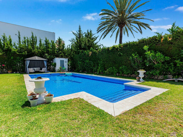 FOR SALE 🏡 Andalusian Four-Bedroom Villa 50 m from the Beach with Large Pool – Costalita, Estepona East 🇪🇸