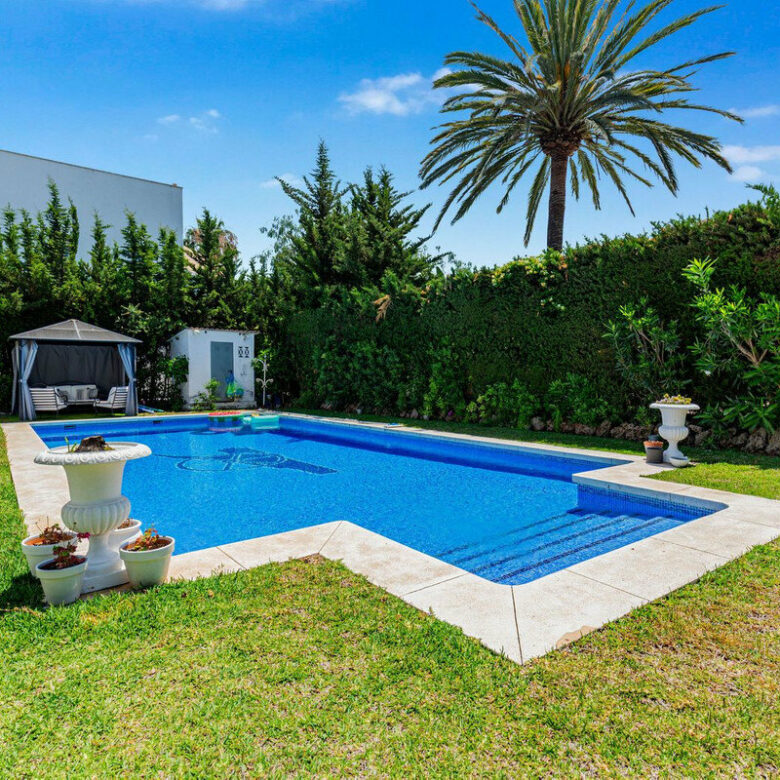 FOR SALE 🏡 Andalusian Four-Bedroom Villa 50 m from the Beach with Large Pool – Costalita, Estepona East 🇪🇸