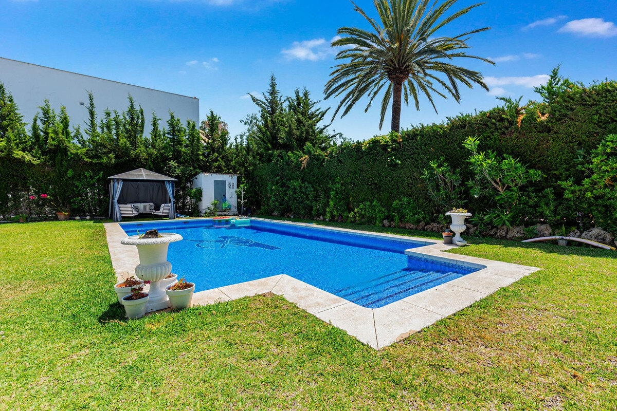 FOR SALE 🏡 Andalusian Four-Bedroom Villa 50 m from the Beach with Large Pool – Costalita, Estepona East 🇪🇸