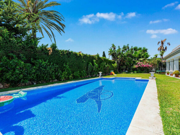 FOR SALE 🏡 Andalusian Four-Bedroom Villa 50 m from the Beach with Large Pool – Costalita, Estepona East 🇪🇸