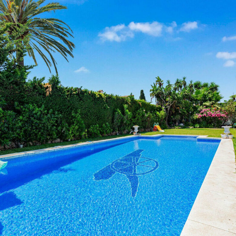 FOR SALE 🏡 Andalusian Four-Bedroom Villa 50 m from the Beach with Large Pool – Costalita, Estepona East 🇪🇸