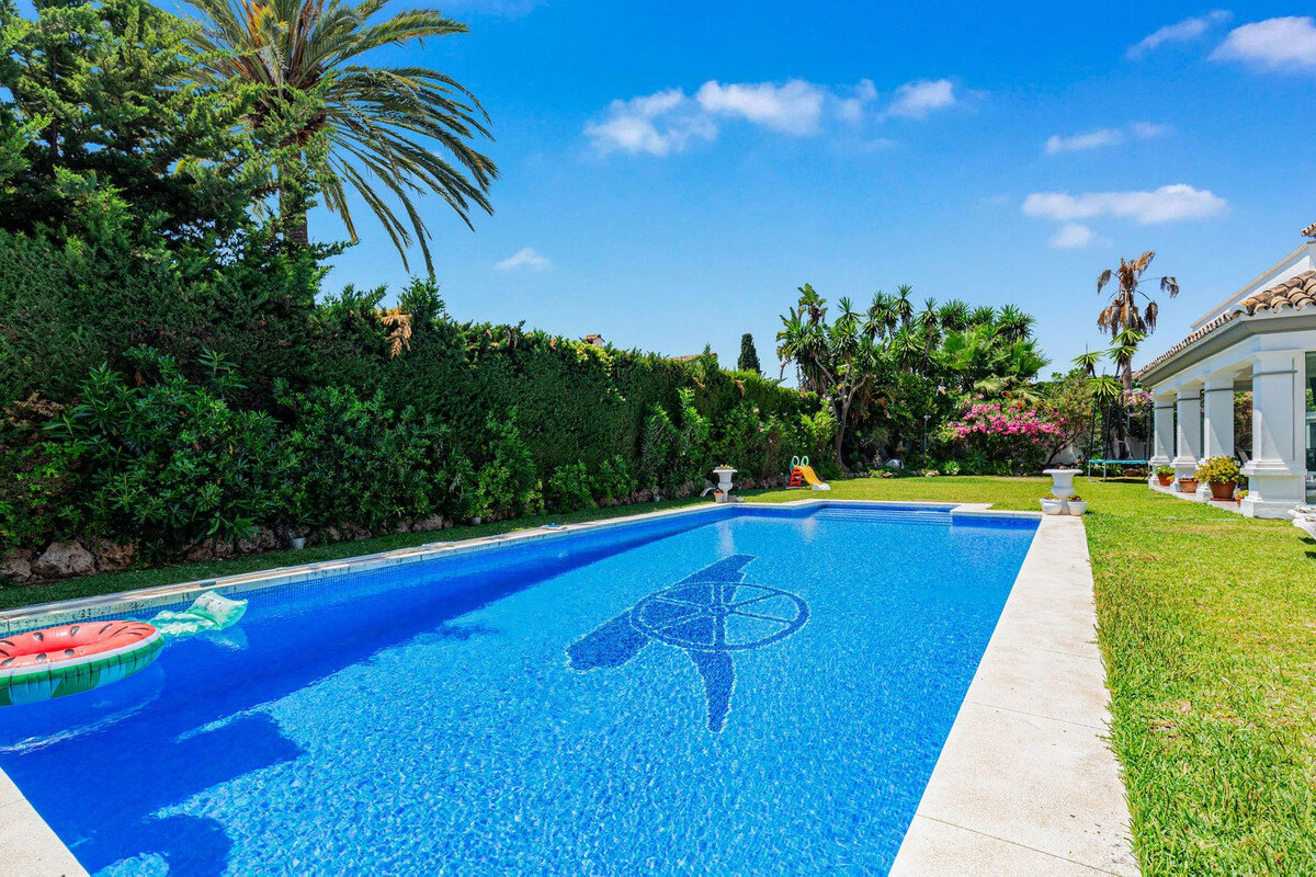 FOR SALE 🏡 Andalusian Four-Bedroom Villa 50 m from the Beach with Large Pool – Costalita, Estepona East 🇪🇸