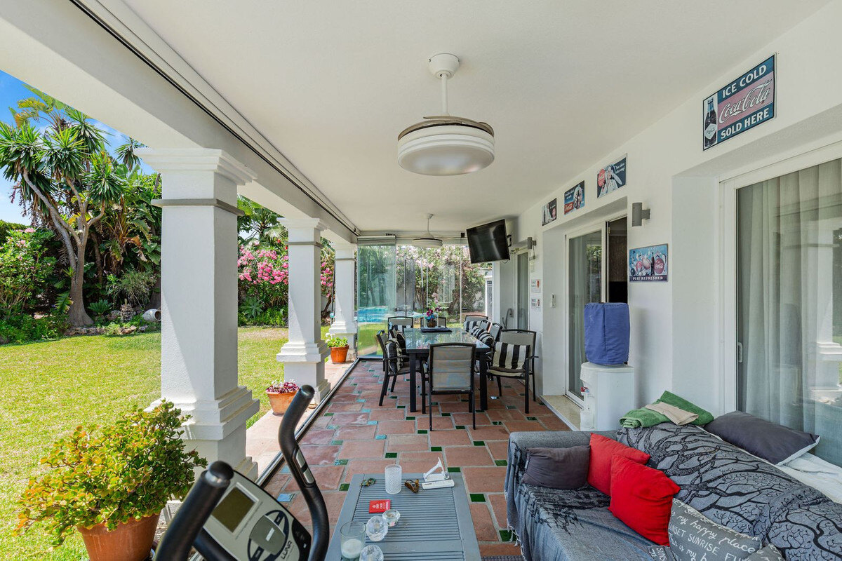 FOR SALE 🏡 Andalusian Four-Bedroom Villa 50 m from the Beach with Large Pool – Costalita, Estepona East 🇪🇸