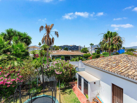 FOR SALE 🏡 Andalusian Four-Bedroom Villa 50 m from the Beach with Large Pool – Costalita, Estepona East 🇪🇸