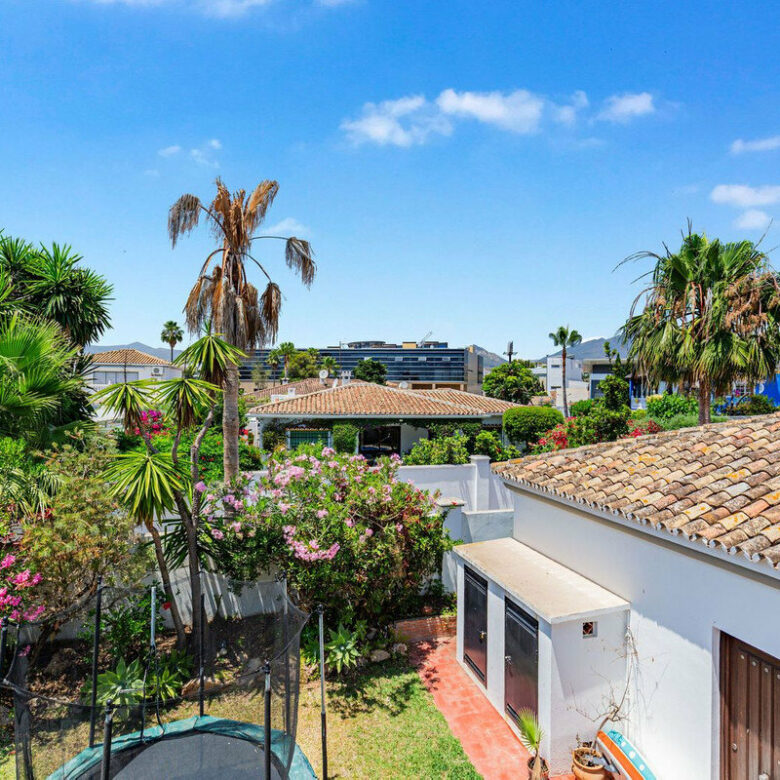 FOR SALE 🏡 Andalusian Four-Bedroom Villa 50 m from the Beach with Large Pool – Costalita, Estepona East 🇪🇸