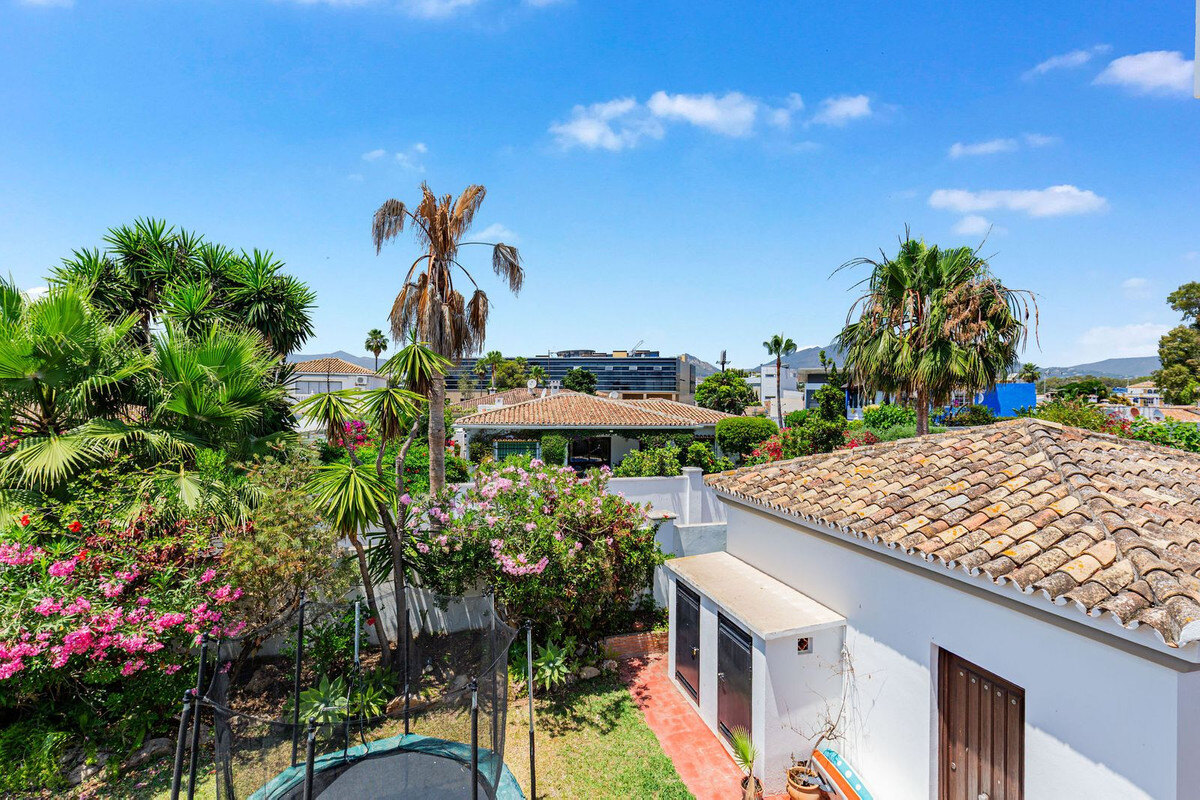 FOR SALE 🏡 Andalusian Four-Bedroom Villa 50 m from the Beach with Large Pool – Costalita, Estepona East 🇪🇸