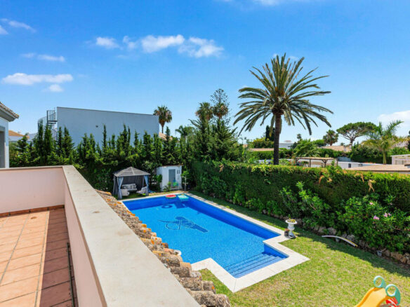 FOR SALE 🏡 Andalusian Four-Bedroom Villa 50 m from the Beach with Large Pool – Costalita, Estepona East 🇪🇸