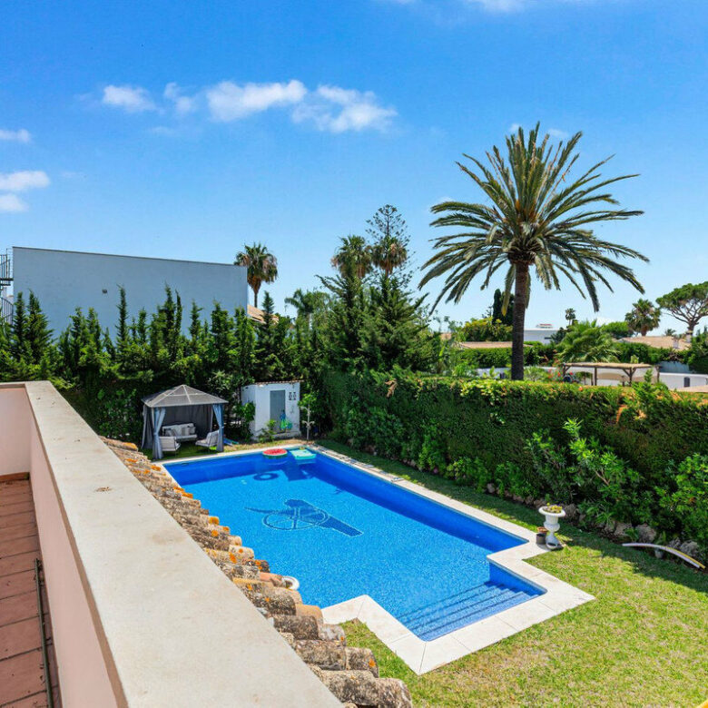 FOR SALE 🏡 Andalusian Four-Bedroom Villa 50 m from the Beach with Large Pool – Costalita, Estepona East 🇪🇸