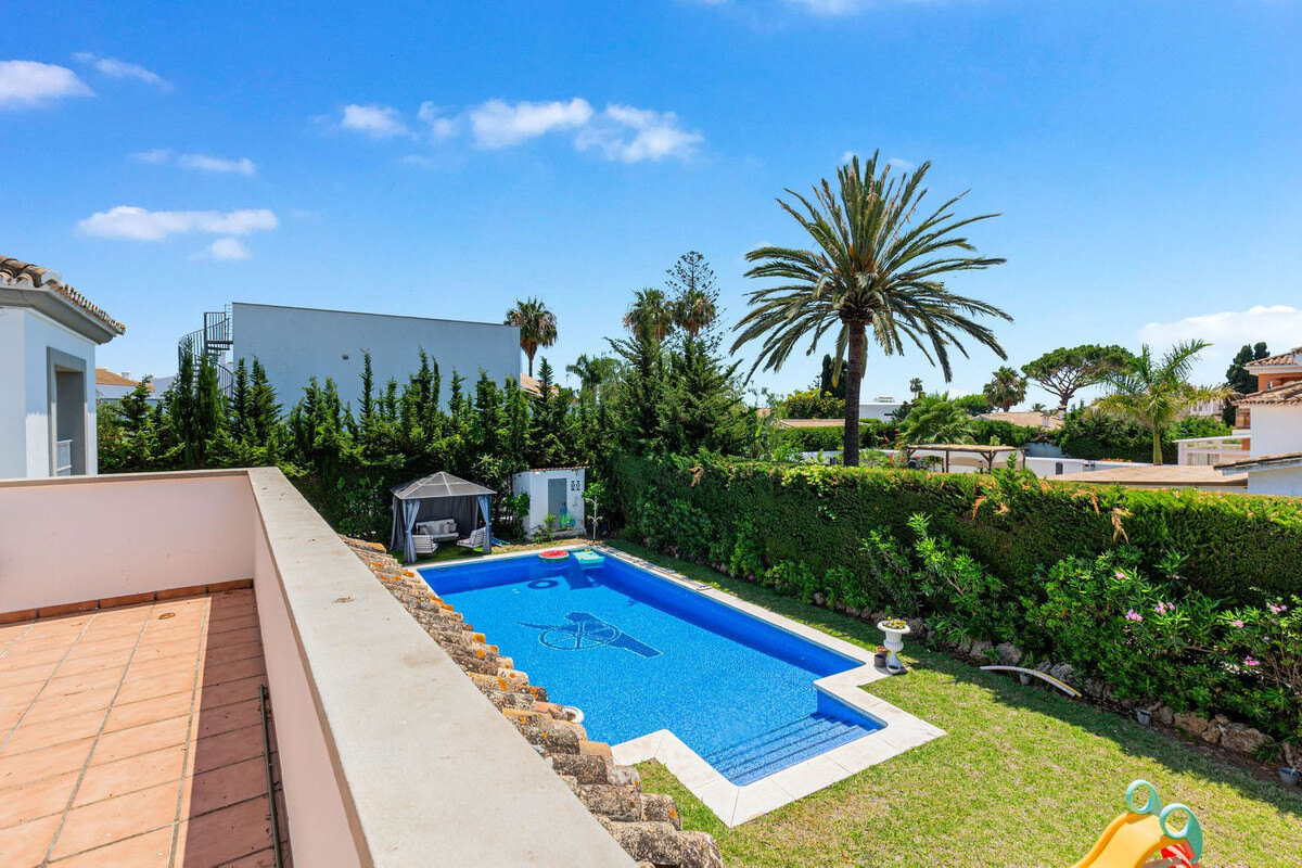 FOR SALE 🏡 Andalusian Four-Bedroom Villa 50 m from the Beach with Large Pool – Costalita, Estepona East 🇪🇸