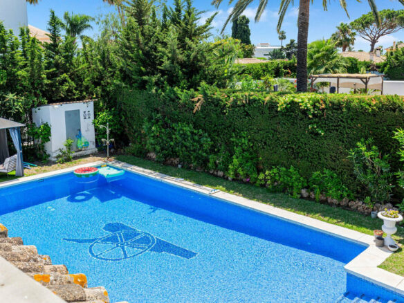 FOR SALE 🏡 Andalusian Four-Bedroom Villa 50 m from the Beach with Large Pool – Costalita, Estepona East 🇪🇸