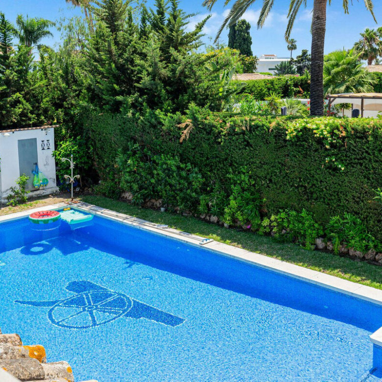 FOR SALE 🏡 Andalusian Four-Bedroom Villa 50 m from the Beach with Large Pool – Costalita, Estepona East 🇪🇸