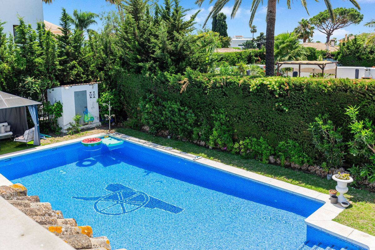 FOR SALE 🏡 Andalusian Four-Bedroom Villa 50 m from the Beach with Large Pool – Costalita, Estepona East 🇪🇸
